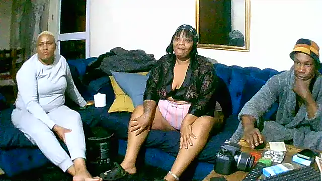 Snapshot of TheeBigPump chatting on November 7, 2025, 4:18 pm TheeBigPump online show from November 7, 2025, 4:18 pm