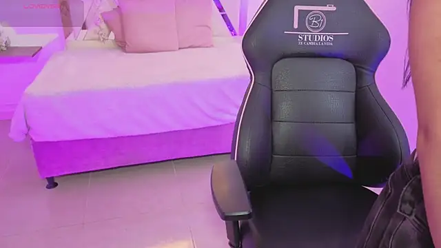 ZURY TAY online show from October 25, 2025, 11:40 am