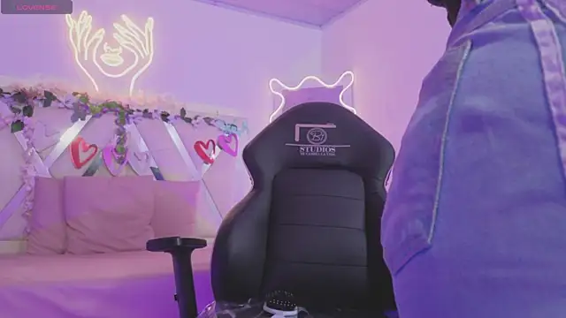 ZURY TAY online show from November 29, 2025, 11:46 am