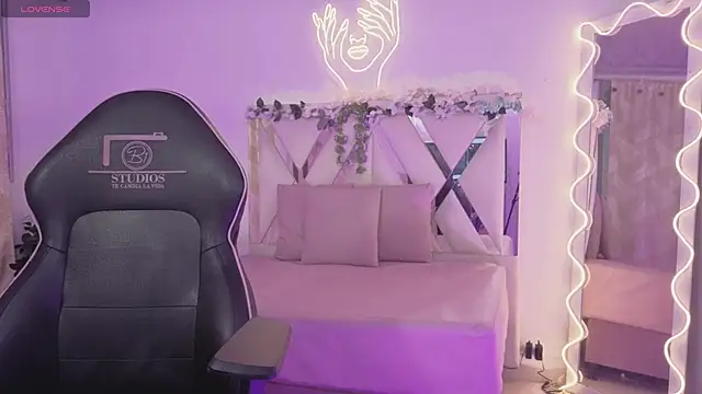 ZURY TAY online show from April 17, 2026, 11:57 am