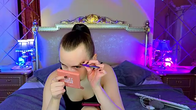 Kelly Cartier online show from November 26, 2025, 12:17 pm