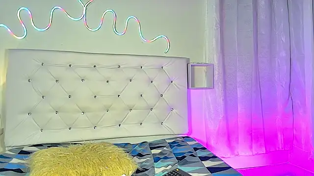 tatixxxvega online show from September 19, 2025, 1:34 pm