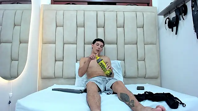 ZafiroAndFlynn online show from October 10, 2025, 7:35 pm