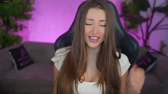 Luna secretgirl online show from April 26, 2026, 8:01 am