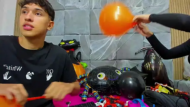 ChanellandMax online show from October 22, 2025, 1:11 pm