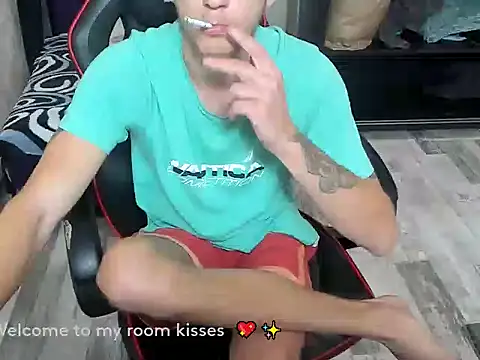 Snapshot of HugeDickFuck chatting on October 28, 2025, 9:17 pm HugeDickFuck online show from October 28, 2025, 9:17 pm