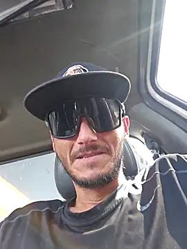 Snapshot of Romance32 chatting on October 8, 2025, 6:38 pm Romance32 online show from October 8, 2025, 6:38 pm