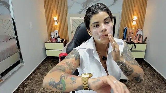 KAROLLJONES1 online show from November 24, 2025, 7:35 pm