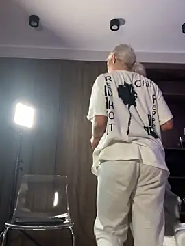 ElsaSinn online show from November 5, 2025, 3:39 am