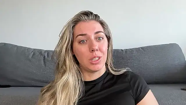 louiseberkeley online show from April 3, 2026, 12:52 am