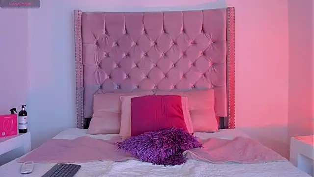 Diamond Piarce online show from September 15, 2025, 3:17 am