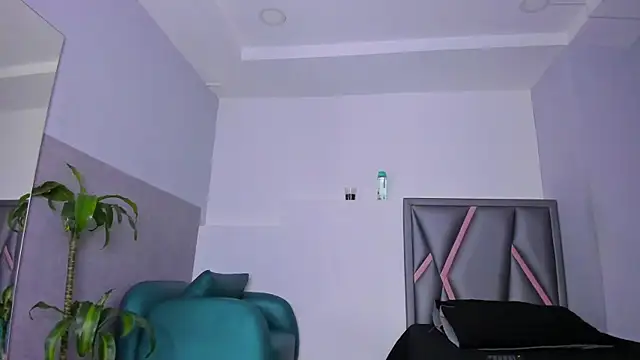 aurora tziu online show from September 21, 2025, 4:36 am