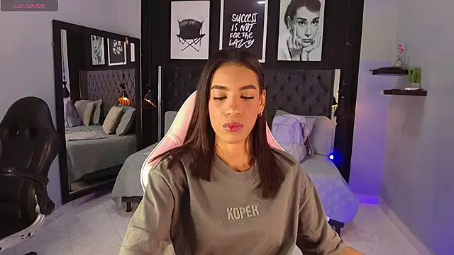 kitty collins  online show from December 14, 2025, 11:37 am