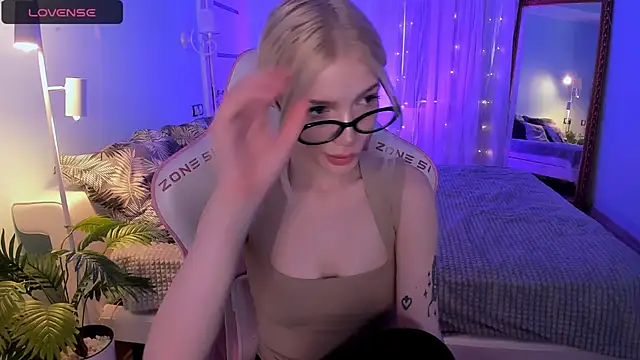 AnyaTaylor  online show from April 19, 2026, 2:44 am