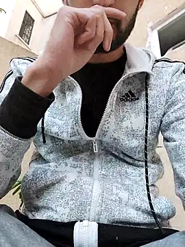 RaoufDz17cm online show from November 19, 2025, 3:56 pm