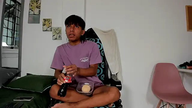 tyler twink boy online show from March 23, 2026, 1:37 pm