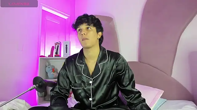 Leo Savage  online show from November 12, 2025, 3:51 am