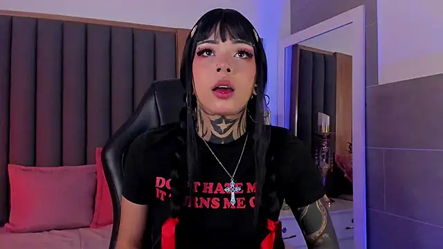 misstomie  online show from October 22, 2025, 2:50 pm