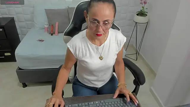 yulitza1025 online show from November 27, 2025, 11:56 am