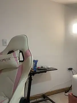 emma hot2006 online show from December 14, 2025, 4:01 pm