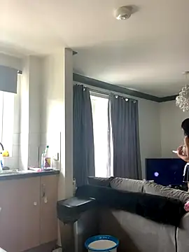 itsyourgirltee online show from September 17, 2025, 2:19 pm