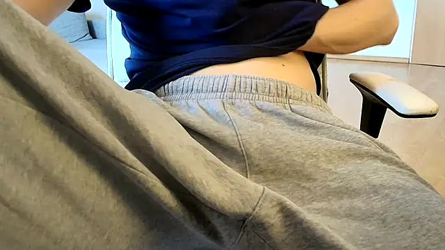 Breezydicksn online show from May 6, 2026, 2:44 pm