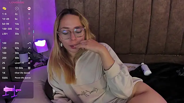 LanaMills  online show from November 16, 2025, 4:56 pm