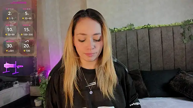 LanaMills  online show from February 4, 2026, 5:02 am