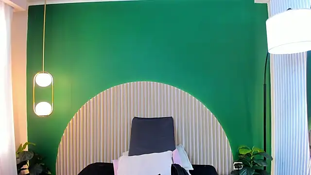 halleylorens online show from April 12, 2026, 12:32 pm