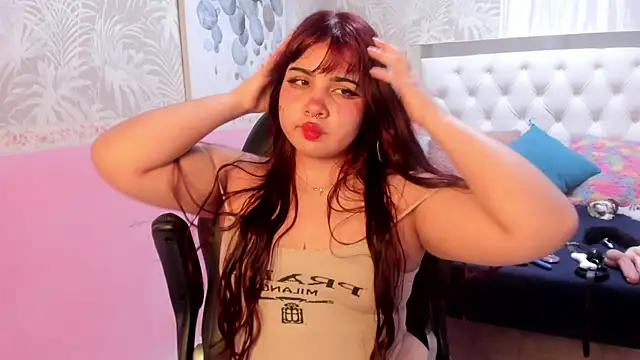 Snapshot of Zara_Snow chatting on April 10, 2026, 12:49 am Zara Snow online show from April 10, 2026, 12:49 am