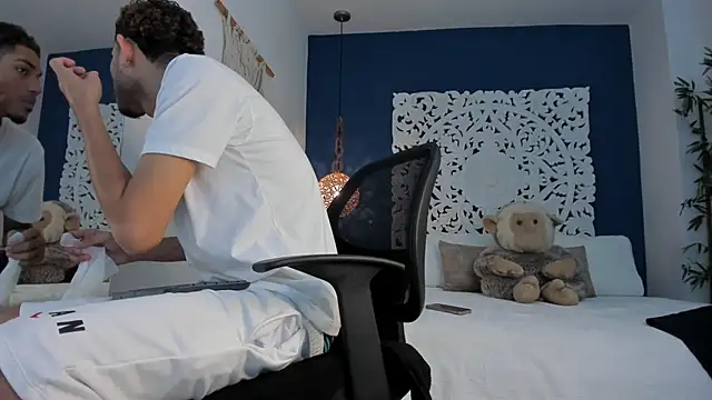 Adonis WB online show from November 5, 2025, 8:42 pm