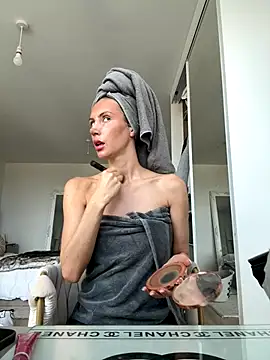 MilaRenee online show from October 25, 2025, 9:28 am