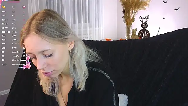 NyxaThorn online show from November 2, 2025, 2:41 pm