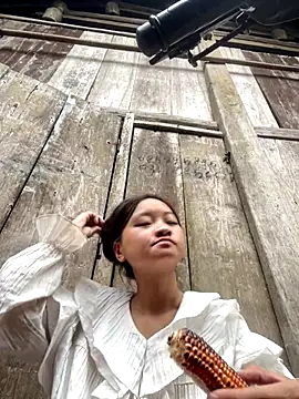 Snapshot of __Nhug__05 chatting on September 10, 2025, 12:43 am   Nhug  05 online show from September 10, 2025, 12:43 am