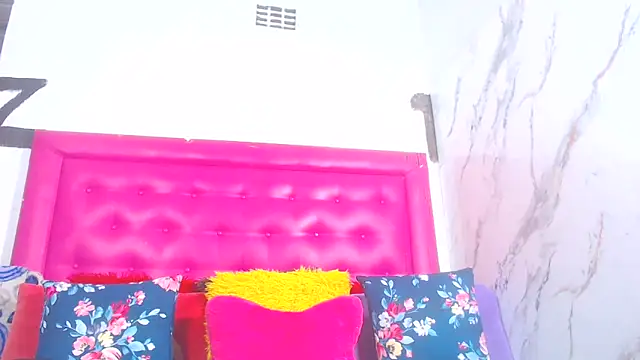 LoloQueen5 online show from June 8, 2026, 8:20 pm