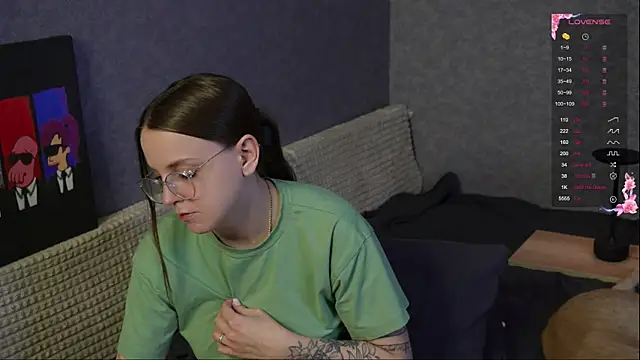 Violetwin online show from April 3, 2026, 5:00 pm