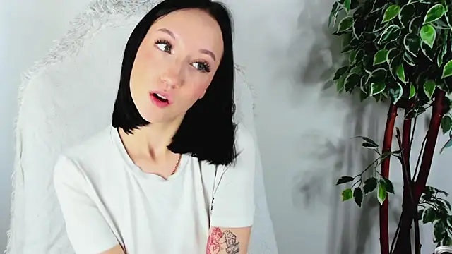 EileenMoores online show from September 18, 2025, 5:42 am