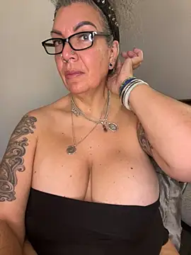 dieseldame1313 online show from November 24, 2025, 9:42 am