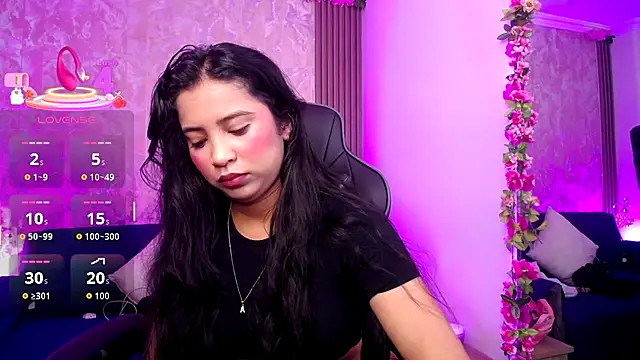 Snapshot of SophiaWalker_1 chatting on October 21, 2025, 12:17 pm SophiaWalker 1 online show from October 21, 2025, 12:17 pm
