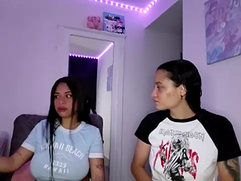 reina reina online show from March 27, 2026, 4:40 am