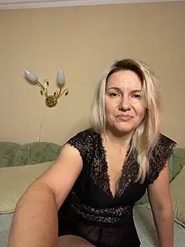 AliceSwan4011 online show from October 17, 2025, 3:53 am