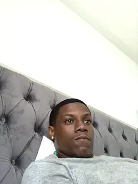 labishyoung25 online show from October 13, 2025, 9:37 pm