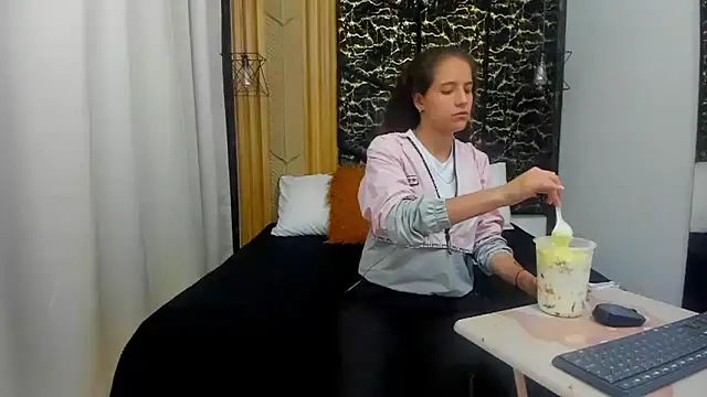 MiaCours online show from February 23, 2026, 6:49 pm