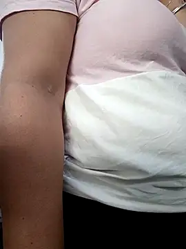 Mia-Glow online show from October 17, 2025, 3:25 pm