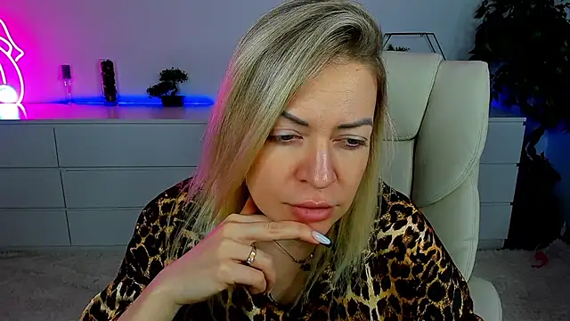 Anna Snows online show from October 24, 2025, 5:37 am