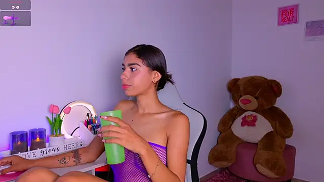 BrunetteAdams001 online show from October 2, 2025, 3:35 am