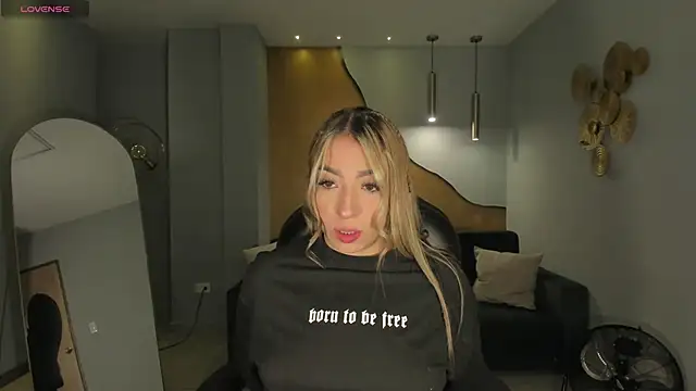 LizzCooper online show from November 5, 2025, 4:12 am