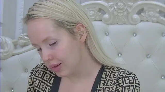 EllieFrosty  online show from April 18, 2026, 10:10 pm