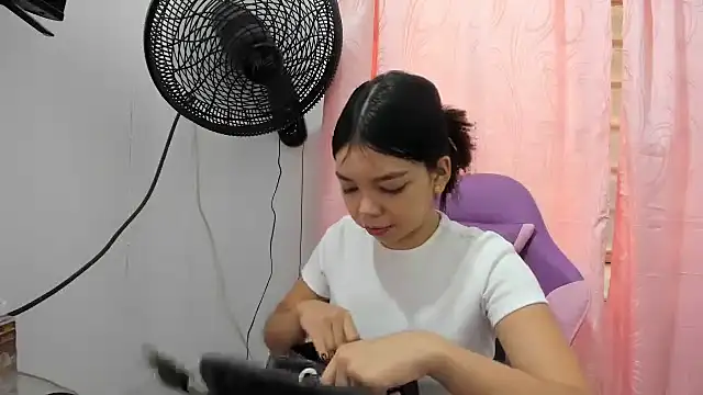 shy luna18 online show from September 25, 2025, 12:31 pm