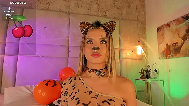 Mily Vermont online show from October 31, 2025, 9:05 pm